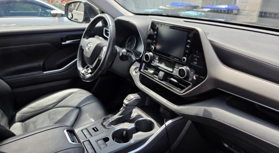 Grey 2022 Highlander XLE exterior view